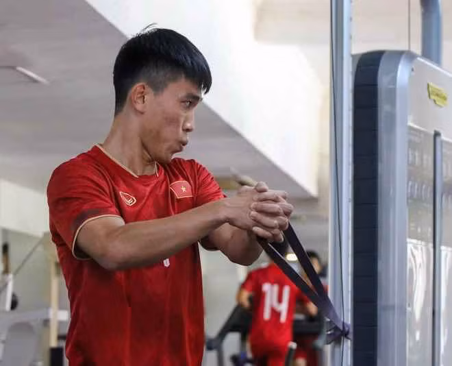 Các bài tập duy trì sức mạnh cơ bắp tại phòng gym khiến các cầu thủ U22 Việt Nam bở hơi tai.