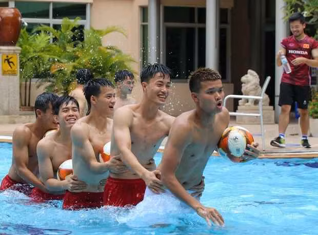 Sau thời gian khổ luyện trong phòng gym, các cầu thủ còn tham gia vào chơi các trò chơi vận động ngoài bể bơi