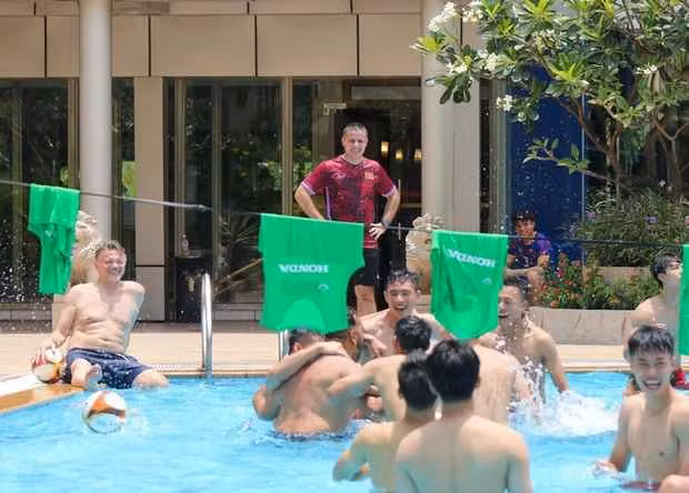 Các “mini game” dưới nước như chia đội chơi bóng chuyền, giữ bóng về đích… mang tính vui vẻ, tạo không khí hứng khởi và sự kết nối giữa các cầu thủ