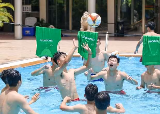 Bên cạnh sự chuẩn bị kỹ lưỡng về chuyên môn, HLV Philippe Troussier cũng cố gắng tìm cách giảm tải áp lực cho các học trò, giúp họ có thể bước vào trận đấu với sự tự tin và tinh thần tốt nhất