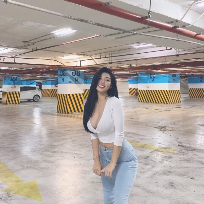 Biết mình có lợi thế về hình thể hoàn hảo nên gái xinh này thường xuyên diện trang phục ngắn cũn, khoe triệt để cơ thể.