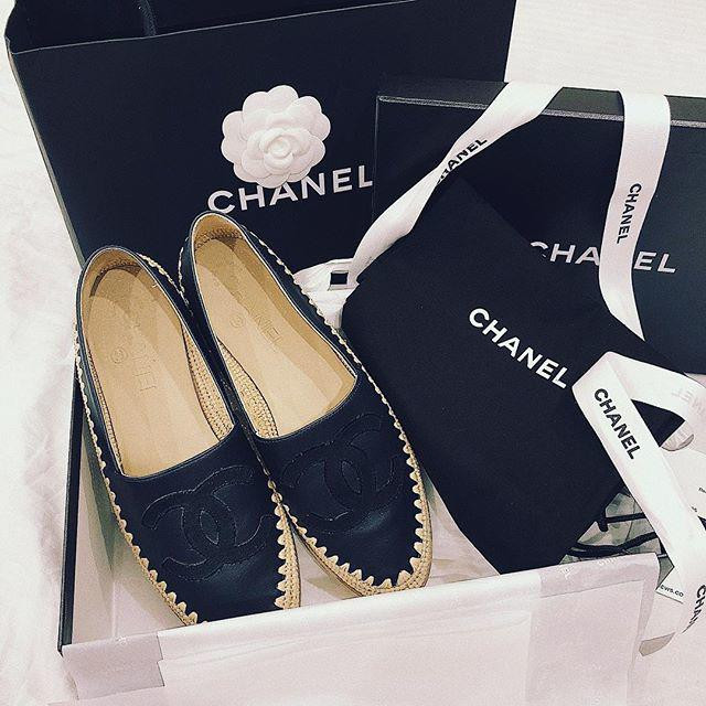 "Công chúa béo" Quỳnh Anh dù theo đuổi gout ăn mặc thanh lịch, nữ tính và ngọt ngào nhưng cũng có trong tay không ít những món hàng hiệu đắt giá đáng gờm do chính bản thân tự tay mua hay được chồng tặng.