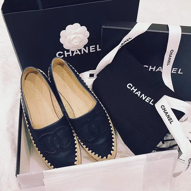 "Công chúa béo" Quỳnh Anh dù theo đuổi gout ăn mặc thanh lịch, nữ tính và ngọt ngào nhưng cũng có trong tay không ít những món hàng hiệu đắt giá đáng gờm do chính bản thân tự tay mua hay được chồng tặng.