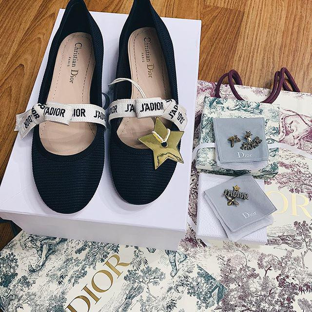 Nếu chú ý những món quà mà vợ cầu thủ Duy Mạnh đăng tải trên trang cá nhân, số túi hiệu, giày hiệu cô nàng sở hữu có lẽ phải tính bằng tiền tỷ.