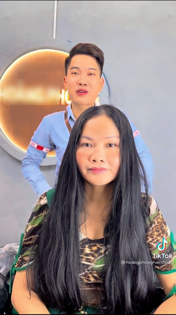 Không bỏ cuộc, chàng trai này tiếp tục đến với một quầy bán rau củ, sau khi dùng hết sức mạnh "nội tại" và lòng nhiệt thành của mình, anh đã thuyết phục được cô đến với màn "lột xác" từ việc đổi kiểu tóc.