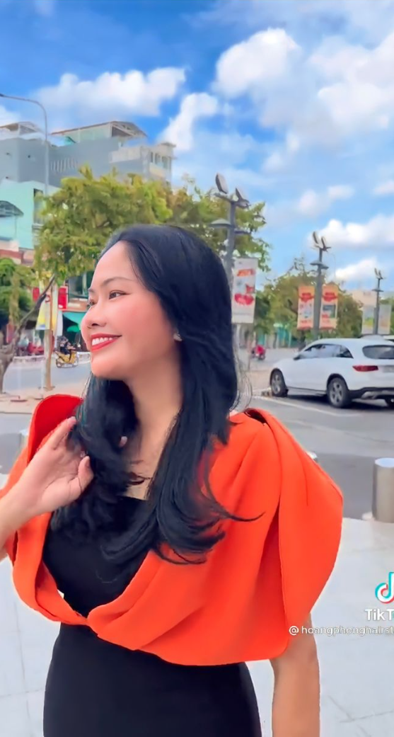 Mái tóc dài, khô xơ của cô bán rau U60 đã được cắt tỉa tạo kiểu layer, kết hợp thêm uốn cúp, quả thật nếu như không nhìn kỹ nhiều người còn lầm tưởng là hai nhân vật khác nhau.