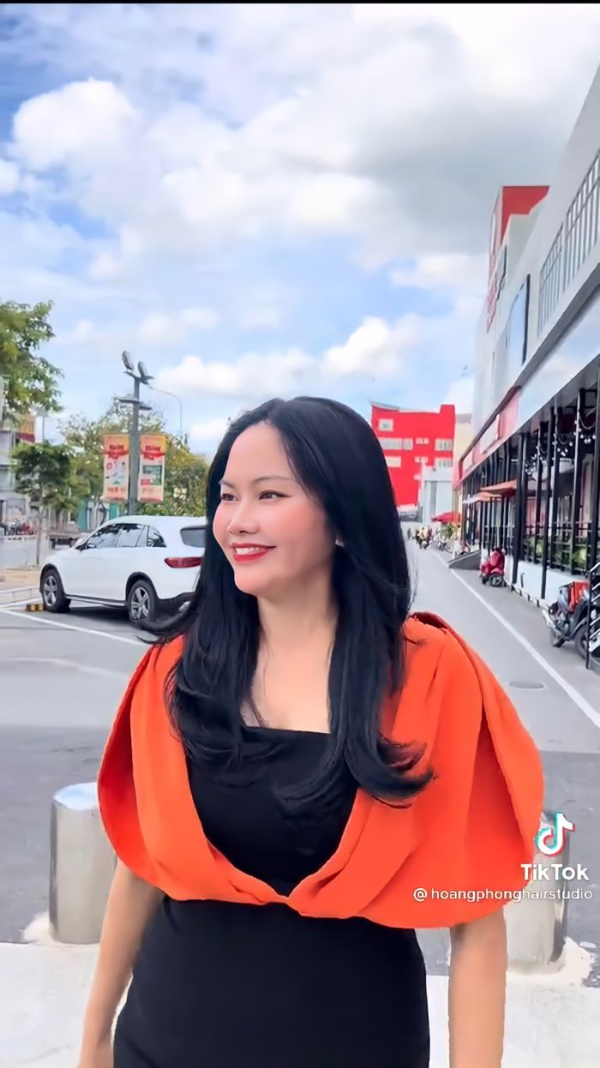 Theo như giới thiệu, cô tên Thu Thủy năm nay đã 59 tuổi hiện đang buôn bán rau ngoài chợ. Bằng bàn tay "phù phép" của anh thợ tóc, chỉ sau một vài tiếng đồng hồ, cô bán rau lúc nãy như biến thành một người khác.