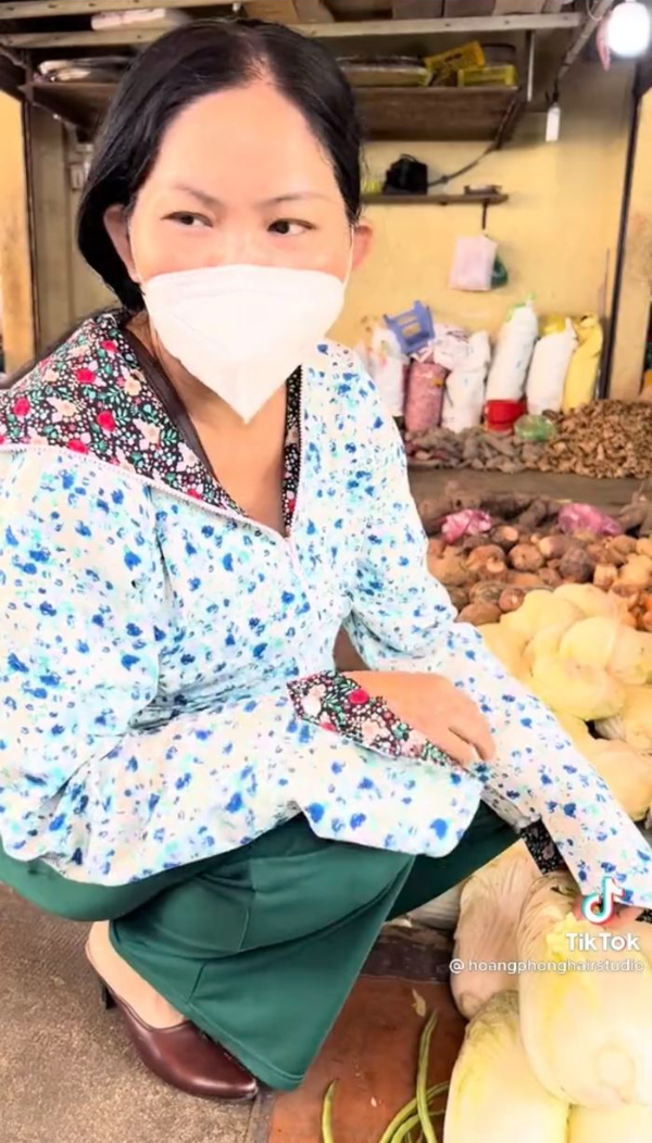 Nhận được lời "thách đấu" anh chàng này đã "phi" ngay ra chợ để tìm kiếm đối tượng thích hợp. Thế nhưng, dường như mọi chuyện không đơn giản như anh nghĩ, dù đã rất nhiệt tình mời chào nhưng các cô từ chối.