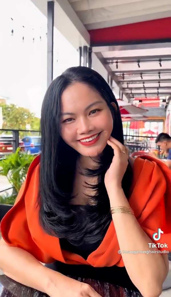 "Chị mà làm tóc là xinh lắm đó, chắc chắn trẻ hơn 10 tuổi luôn". Dù ban đầu còn "bán tín bán nghi", nhưng cuối cùng cô đã quyết định thử nghiệm.