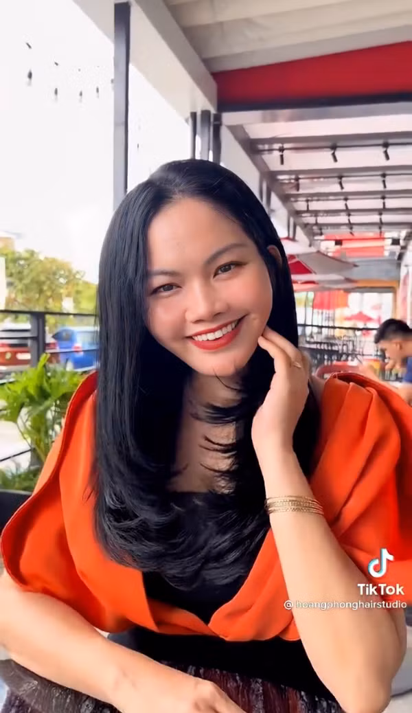 "Chị mà làm tóc là xinh lắm đó, chắc chắn trẻ hơn 10 tuổi luôn". Dù ban đầu còn "bán tín bán nghi", nhưng cuối cùng cô đã quyết định thử nghiệm.