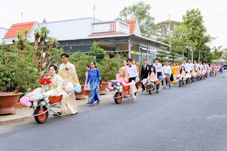 Chú rể Thái Bình rất bất ngờ khi đám hỏi nhận được nhiều sự quan tâm trên mạng xã hội. Bên cạnh những lời khen, Quang cũng không quá bận tâm đến ý kiến trái chiều bởi anh cho rằng, mỗi người đều có cách suy nghĩ khác nhau.