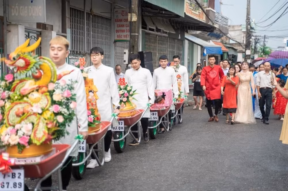 Sau khi đăng tải, đoạn clip chú rể Thái Bình mang tráp ăn hỏi đến nhà gái bằng xe rùa nhận được hàng trăm nghìn lượt xem trên các nền tảng.