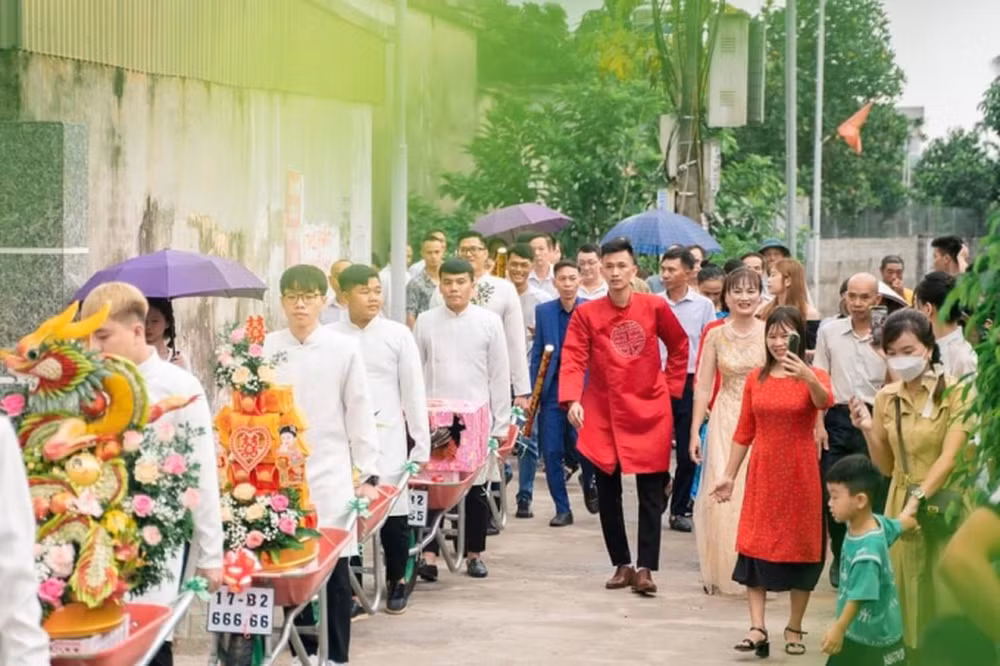 Theo tìm hiểu, chủ nhân của màn mang xe rùa trong lễ ăn hỏi là chú rể tên Ngô Văn Quang (sinh năm 1993) và cô dâu là Nguyễn Hải Yến (sinh năm 2000).