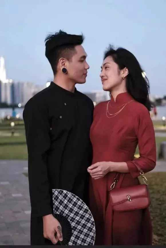 Thay vì cứ quanh quẩn rồi mắc kẹt trong những dòng suy nghĩ tiêu cực, mình đã nhận ra rất rõ ràng rằng, không có việc gì quan trọng hơn chính là phải chữa lành cho chính mình ở hiện tại. Mình cám ơn những người anh chị em đã ở cùng mình trong thời gian mình 'bế quan toả cảng' vừa qua. Cám ơn cô Chuông đã đến trò chuyện, giúp em giải toả bớt những thứ tiêu cực và gieo hạt mới trong tâm trí đợi một ngày sẽ nở hoa. Mình mong ngày được gặp lại mọi người với hình ảnh rạng rỡ, khoẻ mạnh hơn và cùng nhau, chúng ta nói về mọi điều tốt đẹp thôi nhé". Misoa Kim Anh có viết.