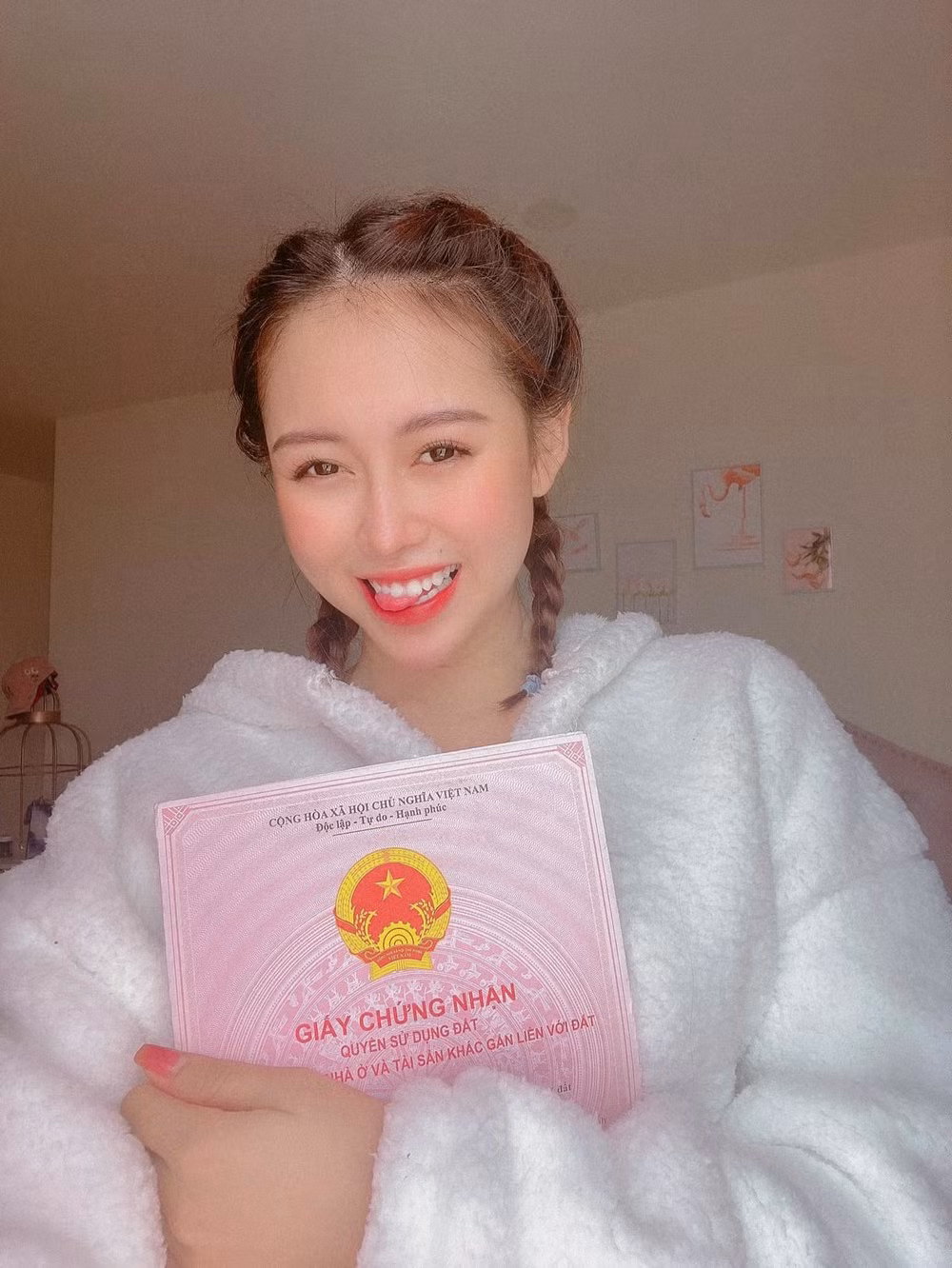 Với sự nghiệp đáng mơ ước, Phương Thoa đã gặt hái được nhiều thành tựu và nhận thu nhập "khủng" dù mới ở tuổi 23.