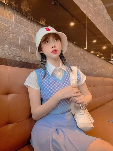 Lúc đó mình chỉ mong đỡ đần ba mẹ, giúp ba mẹ có cuộc sống tốt hơn, xây nhà cho ba mẹ, trả nợ cho ba mẹ. Và bây giờ, ngoài thực hiện được những điều đó ra, mình còn thưởng cho bản thân 1 căn nhà ở Sài Gòn ở tuổi 23." Chủ kênh TikTok triệu view nói thêm.