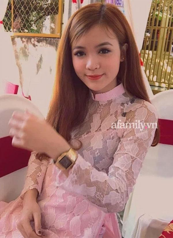 Trở thành con dâu của một gia đình lằm của nhiều tiền, nhan sắc của Quế Long thời còn là sinh viên cũng bị đào lại.