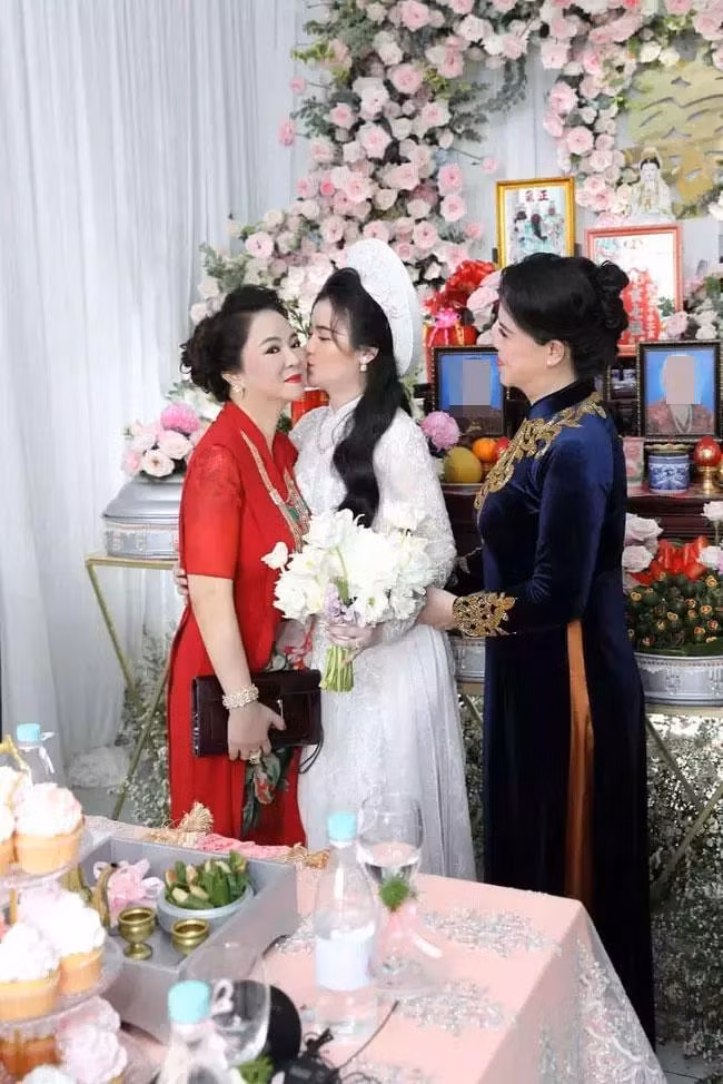 Trong buổi lễ ăn hỏi, Quế Long thể hiện tình cảm bằng cách hôn má mẹ chồng tương lai.