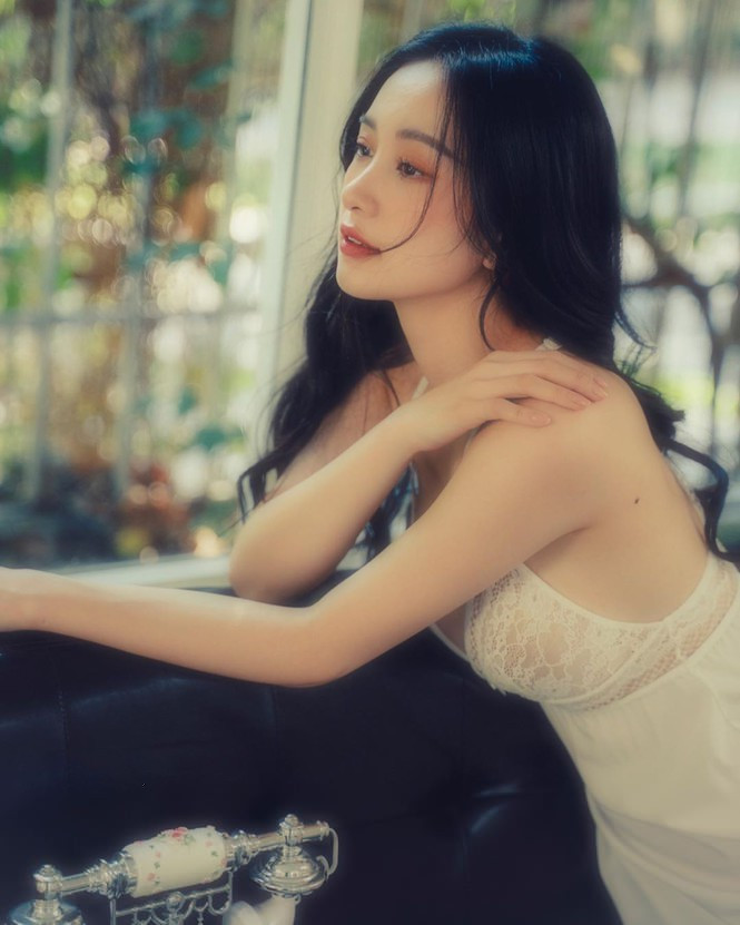 Làn da trắng nõn nà như phát sáng dưới ánh nắng sớm càng khiến Jun Vũ quyến rũ động lòng người.