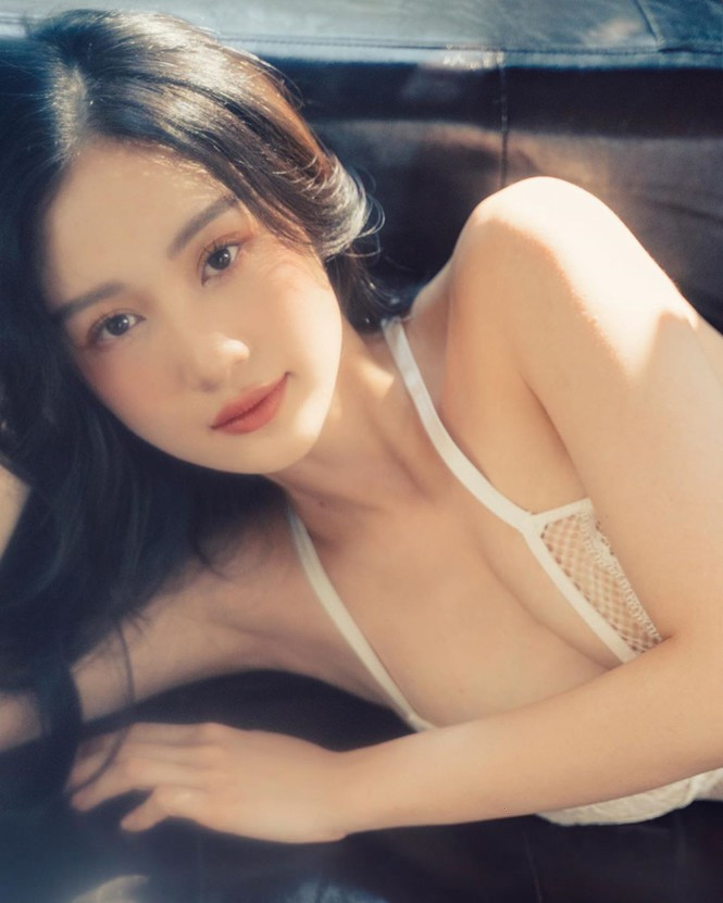 Mới đây, hot girl Jun Vũ gây chú ý khi tung bộ ảnh gợi cảm trên Instagram. Dù đang nghỉ dịch, nữ diễn viên 9x vẫn đủ "tài nguyên" để làm mới trang cá nhân mỗi ngày.