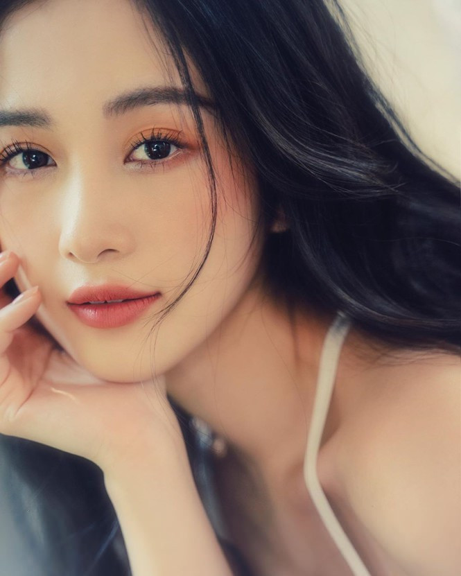 Jun Vũ sở hữu gương mặt xinh như búp bê, ngọt ngào và thanh thoát.