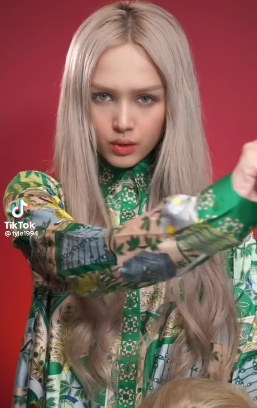 Tuy nhiên, sau khi trang điểm chỉn chu, hot girl Xoài Non lại không nhận được sự ủng hộ từ công chúng. Việc tạo khói, đánh mắt đậm, dùng tóc giả được cho là khiến ngoại hình của hot girl có phần thêm tuổi.