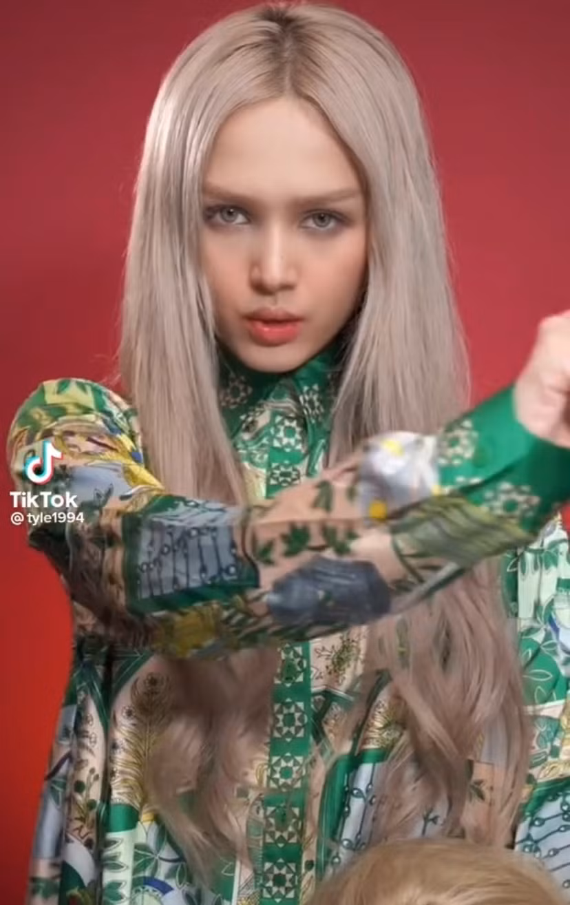 Tuy nhiên, sau khi trang điểm chỉn chu, hot girl Xoài Non lại không nhận được sự ủng hộ từ công chúng. Việc tạo khói, đánh mắt đậm, dùng tóc giả được cho là khiến ngoại hình của hot girl có phần thêm tuổi.