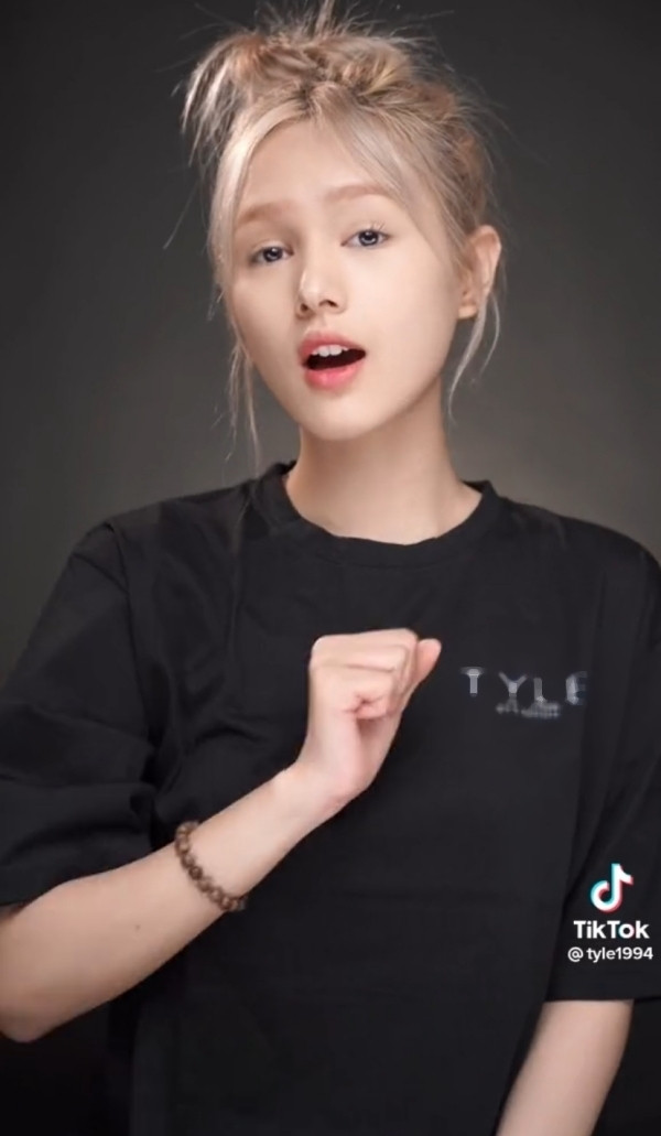 Đây không phải lần đầu Xoài Non bị sụt giảm phong độ vì chọn sai kiểu make up.