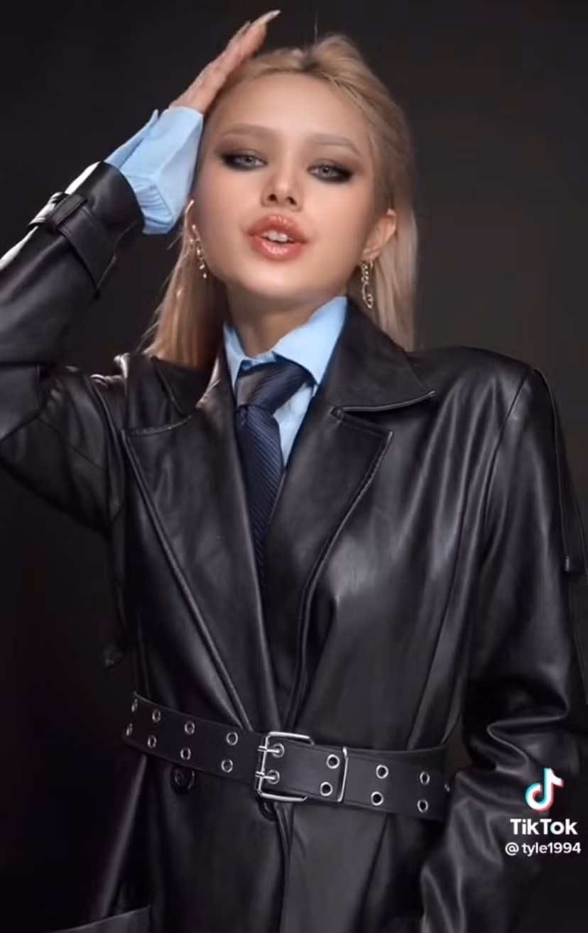 Sở hữu đường nét như Tây, làn da trắng, ngũ quan hài hòa, người đẹp chỉ cần make up nhẹ nhàng cũng đủ gây thương nhớ.