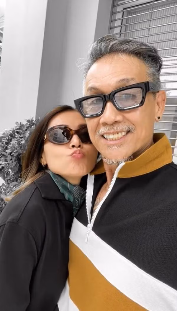 Mới đây, hot TikToker triệu view đã chia sẻ một đọan clip ngọt ngào cùng vợ lên mạng xã hội, nhan sắc của cô không khỏi khiến dân mạng trầm trồ.