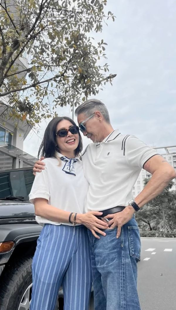 Trước đó, hot TikToker cũng từng khoe ảnh chụp cùng con gái xinh đẹp. Từ dáng người đến nụ cười của cô gái đều như được "copy" nguyên bản từ bố.