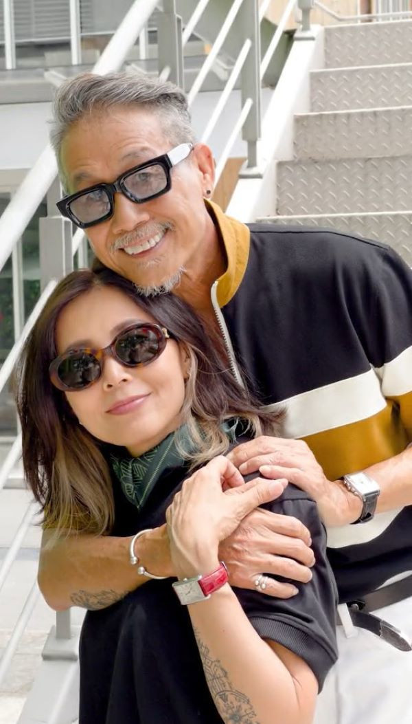 Cụ thể, "Ông chú Polo" đã cùng vợ quay clip bắt trend trên TikTok. Hai vợ chồng không ngại trao nhau những cử chỉ thân mật, ngọt ngào, cái ôm hay nụ hôn đầy tình cảm.