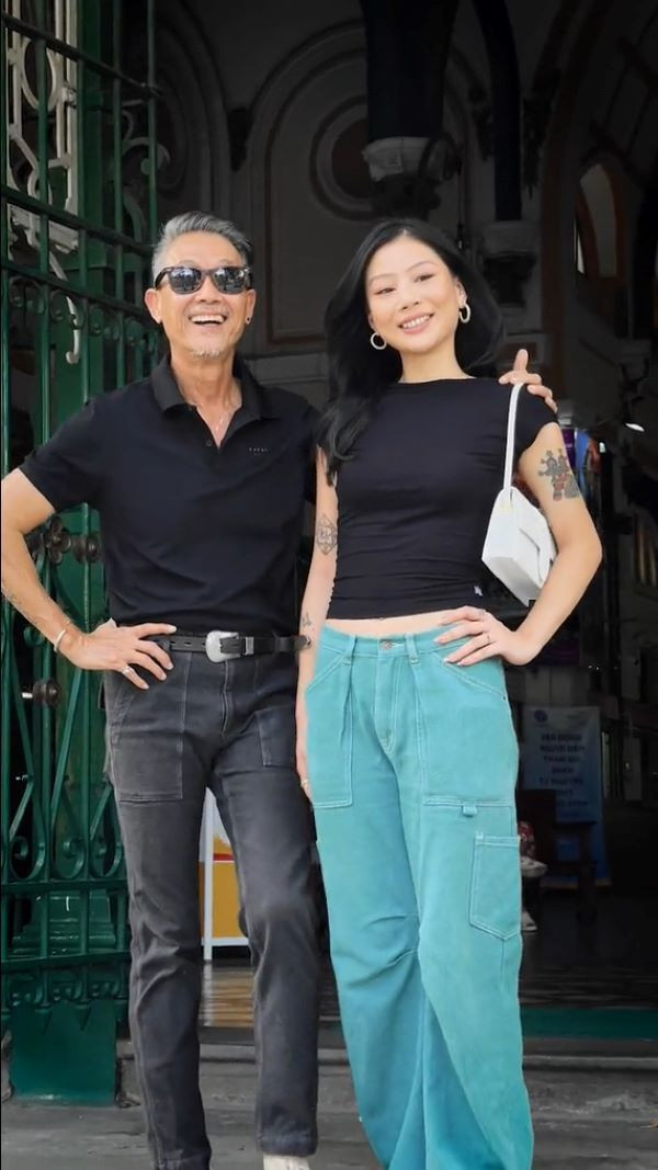 Là con "nhà nòi", phong cách thời trang của cô đơn giản mà cá tính vô cùng. 2 bố con có tình cảm thân thiết, hợp nhau trong mọi chuyện từ phối đồ, cách tạo dáng hay sở thích đi du lịch mọi nơi.