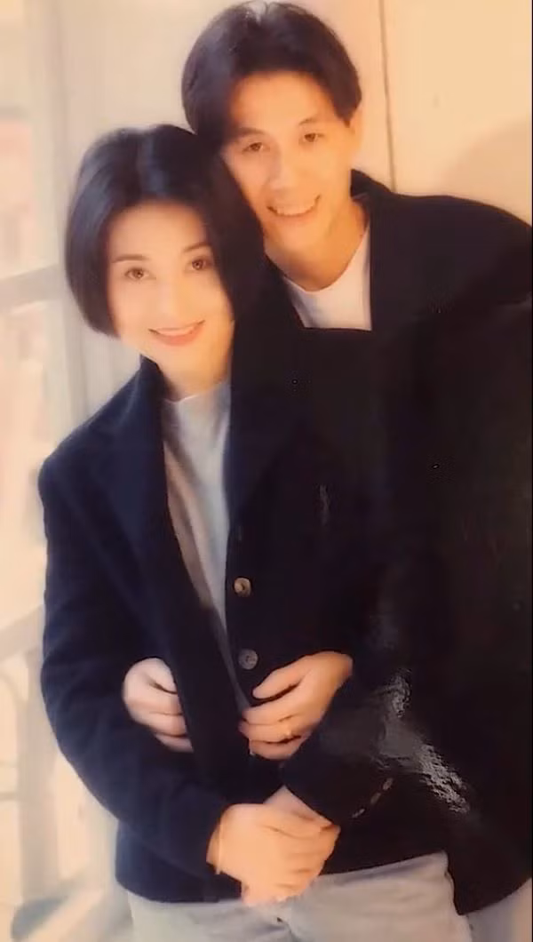 Cô ăn mặc cũng rất thời trang, gọn gàng và năng động, thần thái tự tin không kém chồng. Có lẽ thời trẻ, người phụ nữ này cũng từng là một mỹ nhân có tiếng.