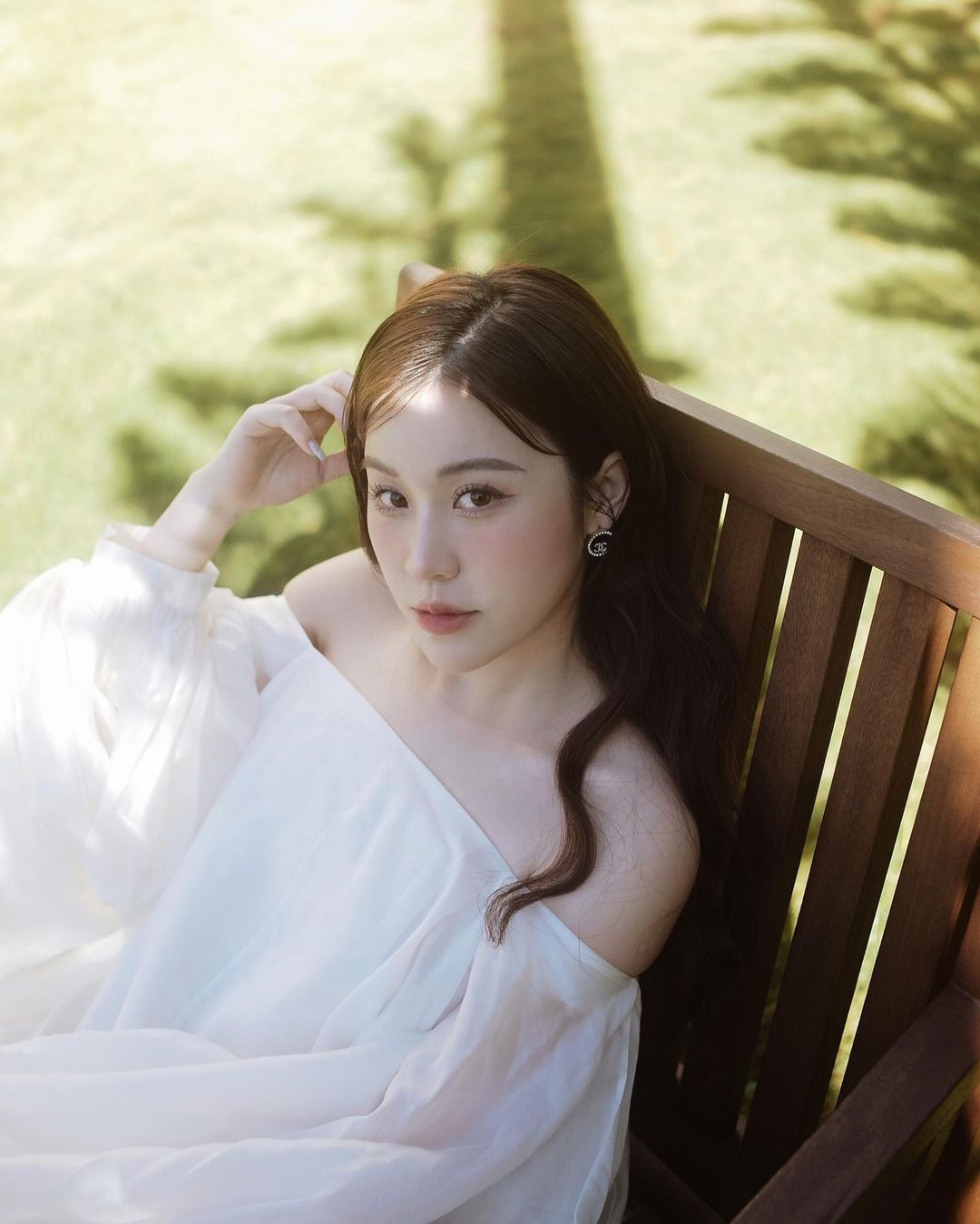 Trinh Hoàng không chỉ đẹp, giàu mà còn có học vấn đáng nể khi tốt nghiệp loại giỏi chuyên ngành kinh doanh tại Viện công nghệ New York , Mỹ.