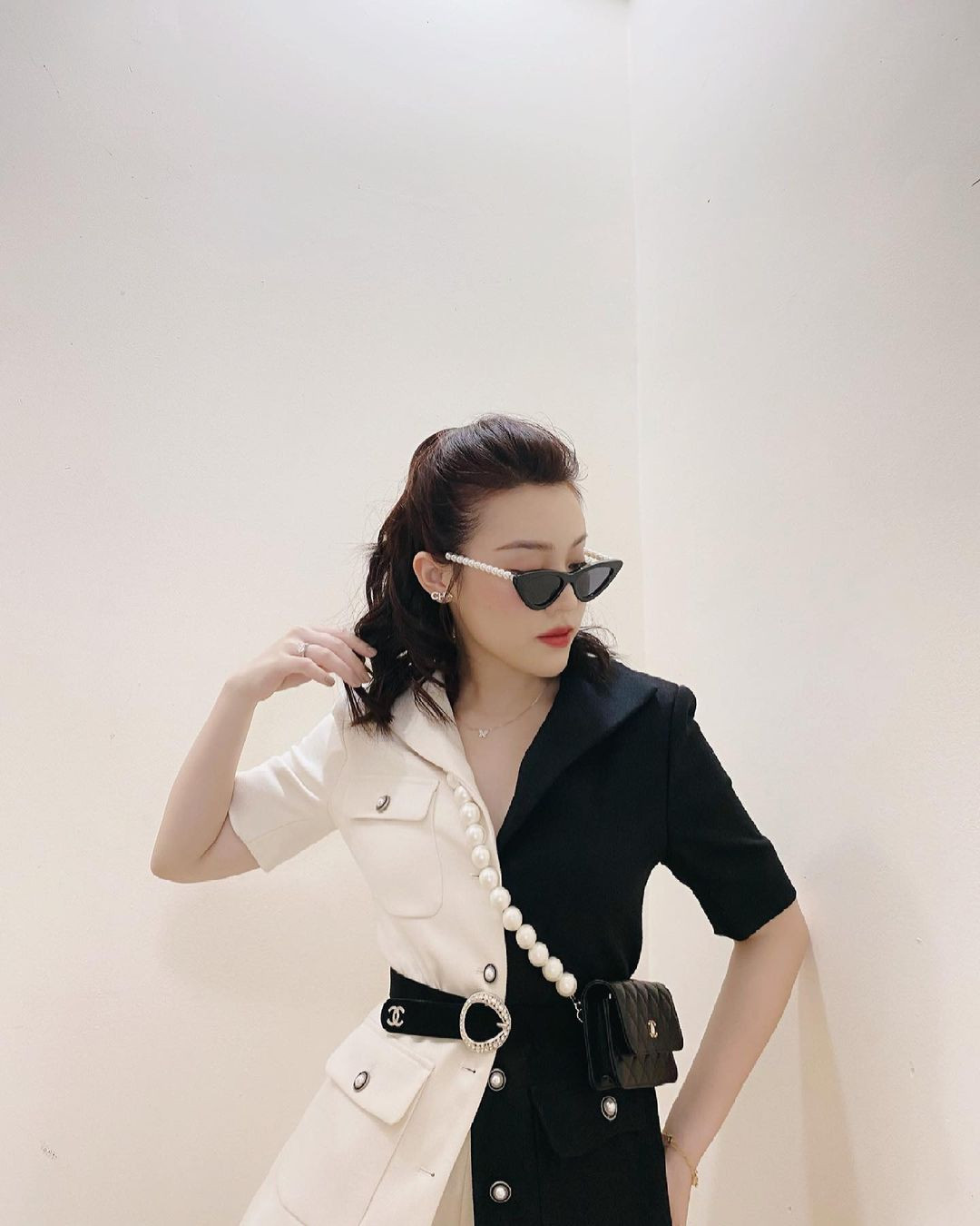 Nữ rich kid được các tờ báo ca ngợi hết lời bởi nhan sắc xinh đẹp, quyến rũ và thần thái chuẩn tiểu thư vương giả.