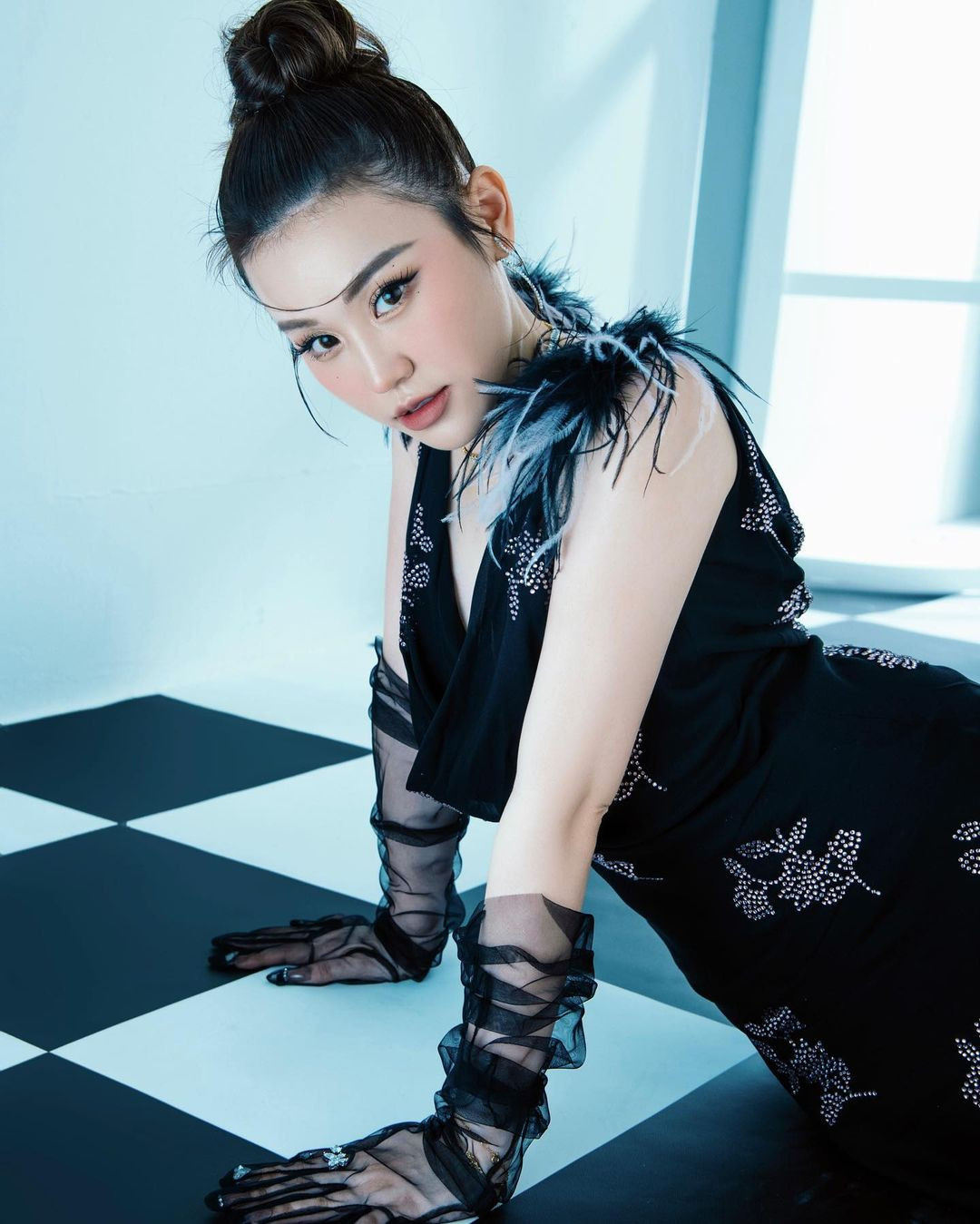 Thậm chí, cặp đôi còn chịu 'chơi' tới mức khi đưa toàn bộ ekip makeup, stylist, quay phim và chụp ảnh gồm 20 người sang Bangkok (Thái Lan) để thực hiện bộ ảnh cưới trong 3 ngày.