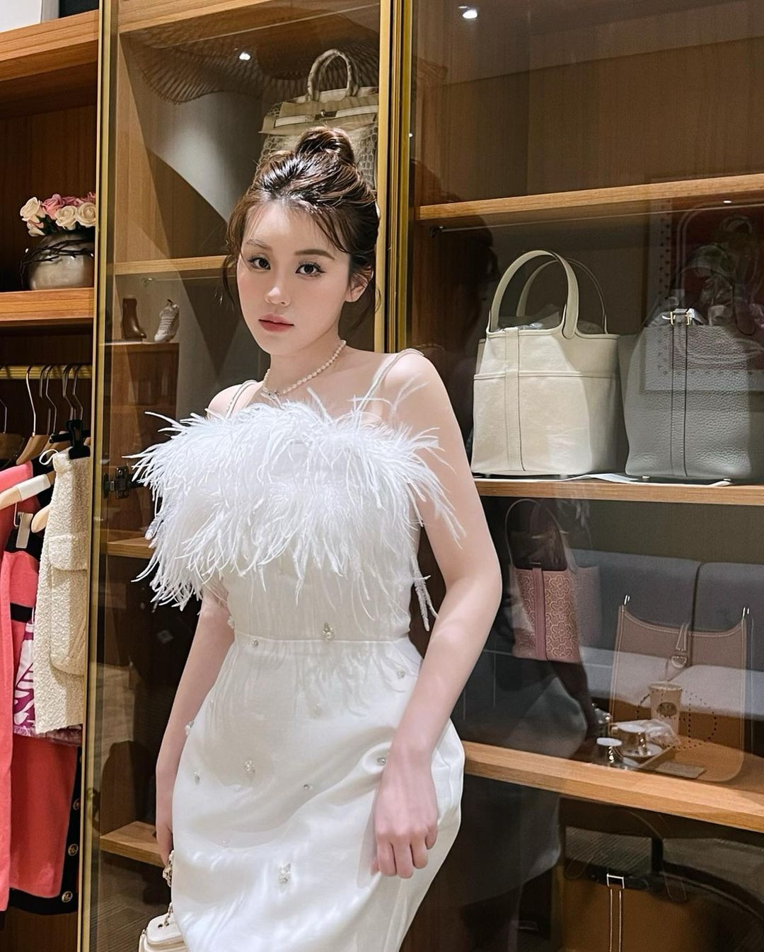 Trên trang cá nhân của gái xinh hội con nhà giàu Việt Nam tràn ngập những chuyến đi sang chảnh, vô số món đồ hiệu giá trên trời.