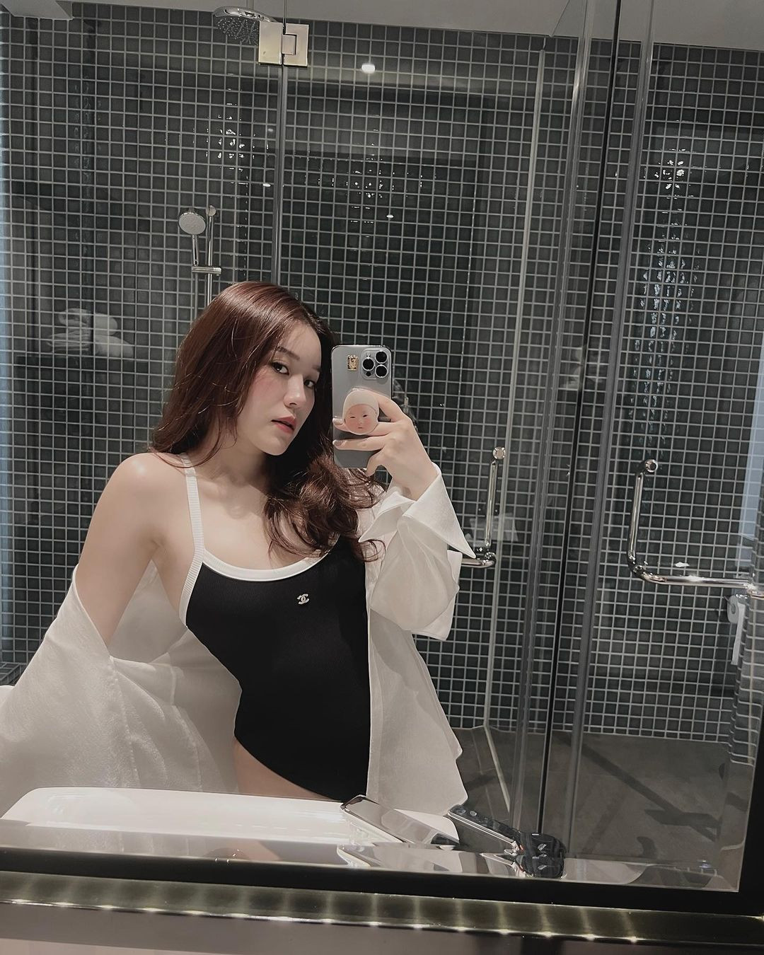 Rich kid sở hữu cơ ngơi riêng với cửa hàng trà sữa mang thương hiệu riêng nằm tại Los Angeles và kinh doanh thời trang ở Việt Nam.