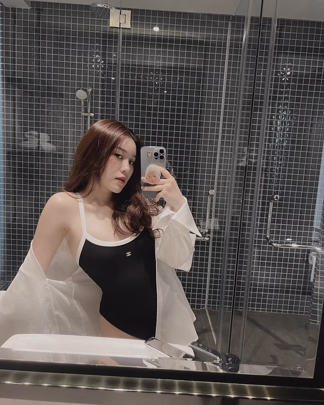 Rich kid sở hữu cơ ngơi riêng với cửa hàng trà sữa mang thương hiệu riêng nằm tại Los Angeles và kinh doanh thời trang ở Việt Nam.