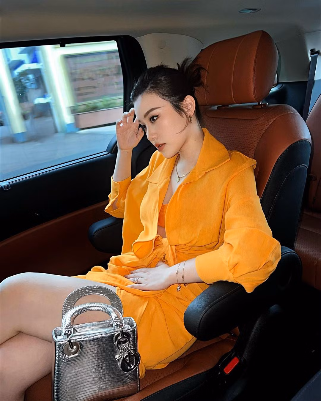 Trinh Hoàng còn khiến nhiều người ghen tị bởi chuyện tình ngọt ngào bên chồng doanh nhân Jay Trần. Cả hai chính thức về chung một nhà sau thời gian hẹn hò mặn nồng.