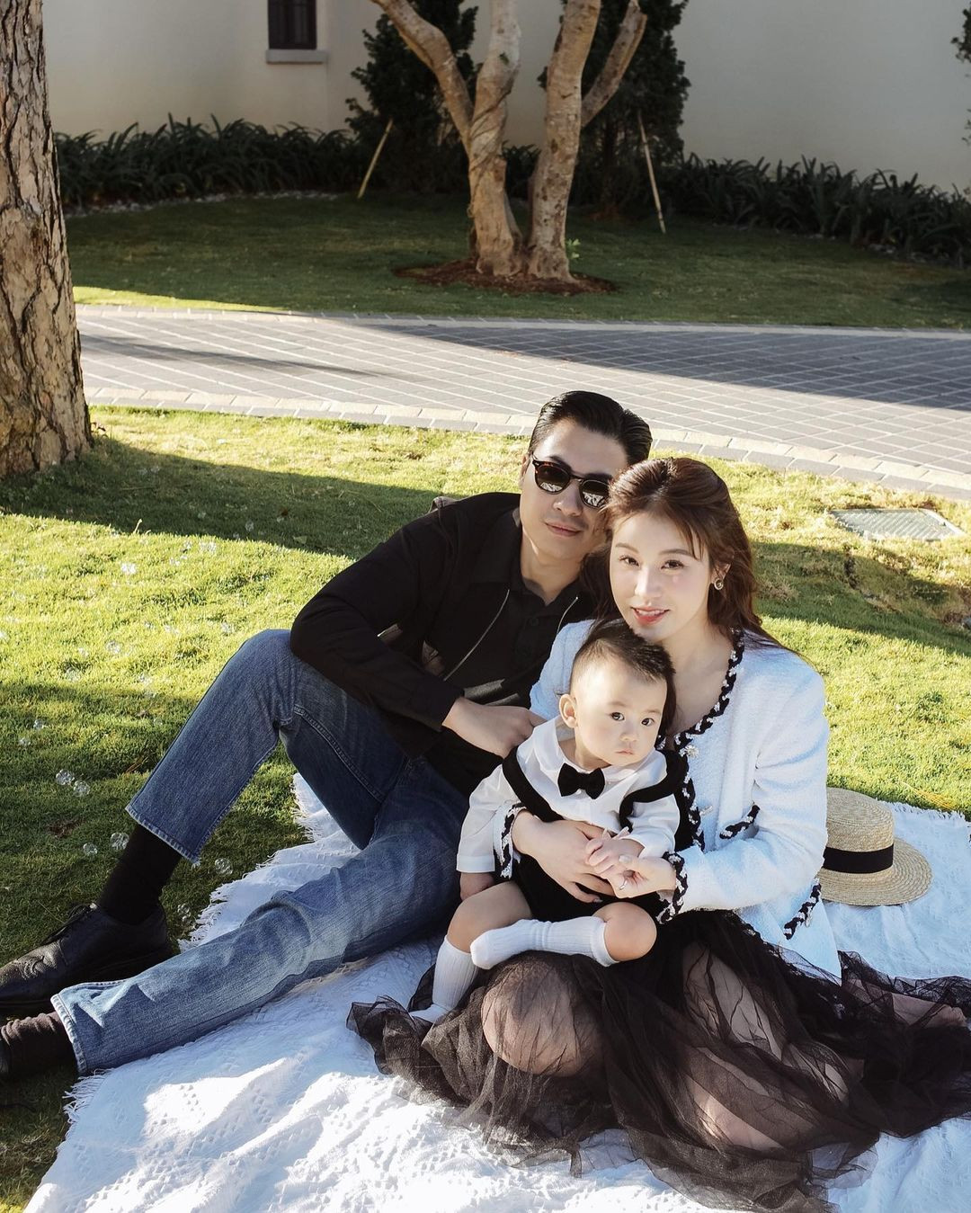 Ngoài túi hiệu, quần áo cao cấp thì không thể thiếu những chiếc siêu xe giá nguyên căn hộ đắt đỏ chỉ dành cho giới đại gia.