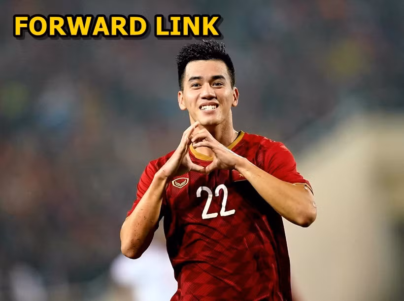 Cầu thủ ghi bàn thắng đầu tiên là Tiến Linh được dịch sang tiếng Anh là “Forward Link”.