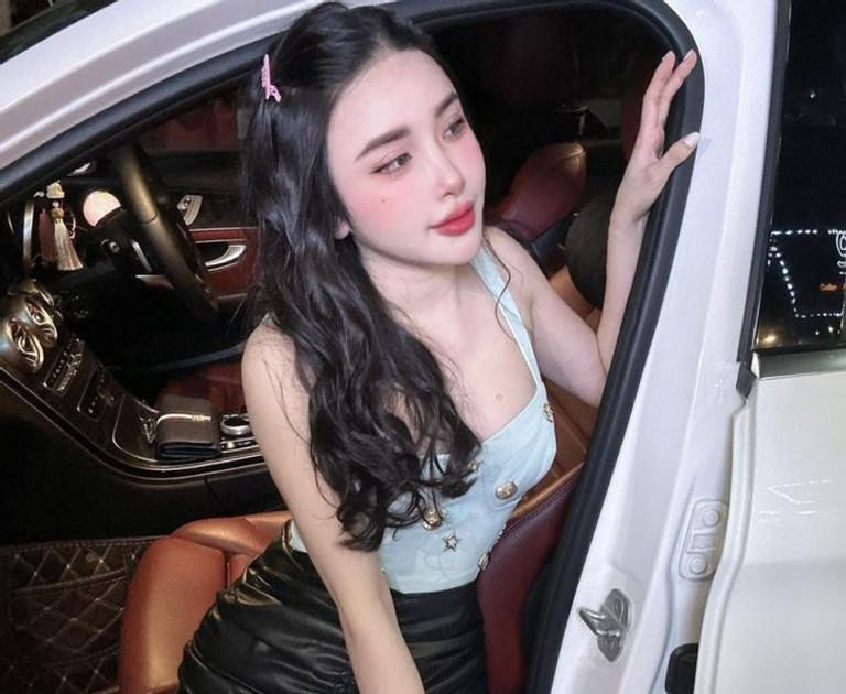 Là tiểu thư của một gia đình giàu có nhưng Quỳnh Phương rất tự lập. Sau khi tốt nghiệp cấp ba, cô đi học thẩm mỹ, sau đó tự mở cơ sở kinh doanh riêng.