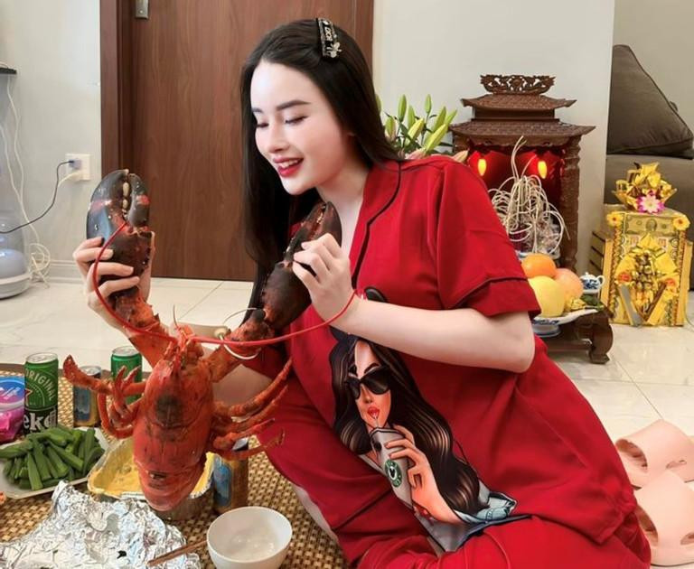 Ngoài 20 tuổi, Quỳnh Phương đã có thể tự lập tài chính, ngoài ra mua được vài mảnh đất làm “của để dành”.