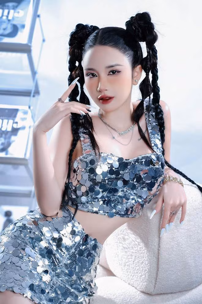 “Mình không ngờ có một ngày được mọi người quan tâm theo cách này. Tuy nhiên, một số Fanpage nói bố mình xây nhà 70 tỷ tặng con gái thì không đúng. Mình xin đính chính lại là bố mình xây nhà cho cả gia đình chứ không cho riêng ai”, Quỳnh Phương nói.