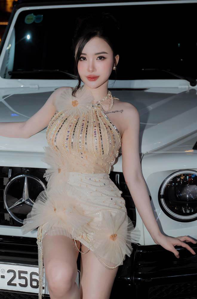 Quỳnh Phương là chị gái cả, dưới cô là 3 người em, hai trai, một gái. Cô nàng được mệnh danh là “cô vợ quốc dân” khi sở hữu nhan sắc xinh đẹp, khả ái cùng vóc dáng gợi cảm.