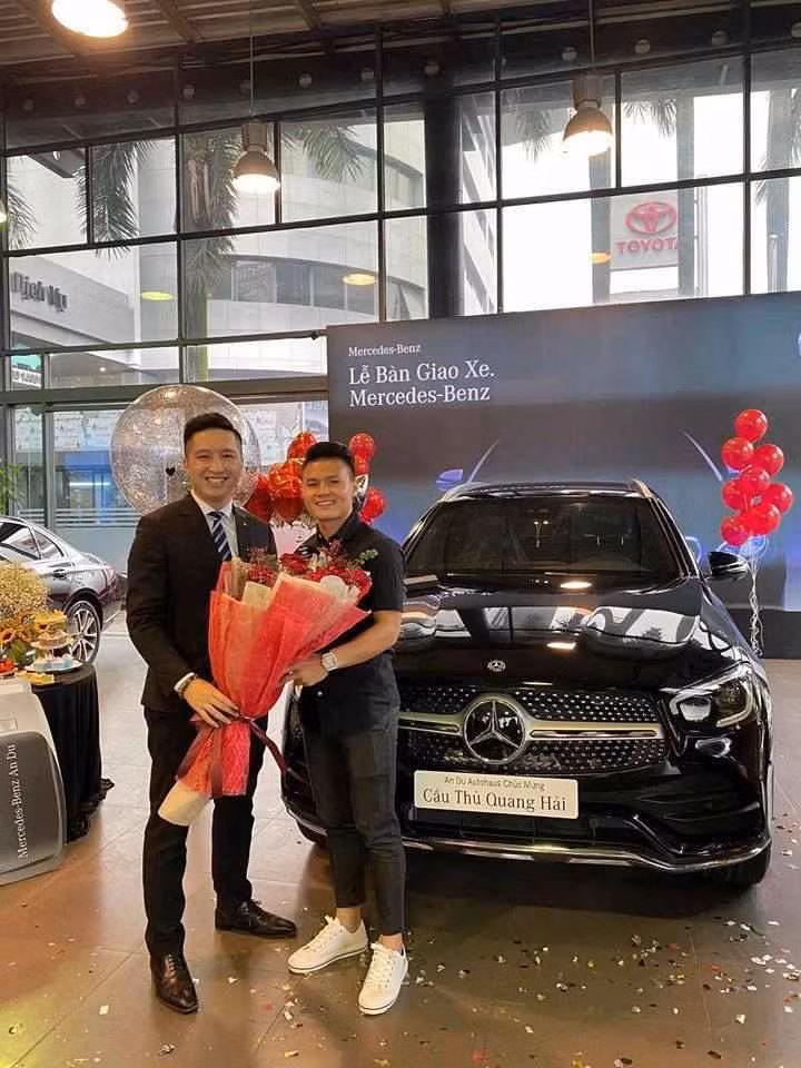 Đầu năm 2020, Quang Hải đã thưởng cho bản thân một chiếc "xế hộp" hạng sang Mercedes-Benz GLC 300 4MATIC phiên bản mới nhất 2020.