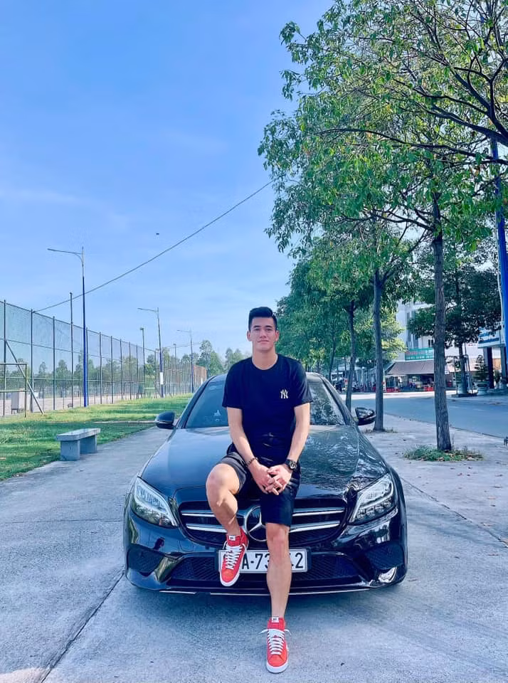 Vào tháng 2/2020, tiền đạo ĐTQG Việt Nam Nguyễn Tiến Linh gây bất ngờ khi tự sắm cho mình một chiếc Mercedes-Benz C200, giá thị trường rơi vào khoảng gần 1,5 tỷ đồng.