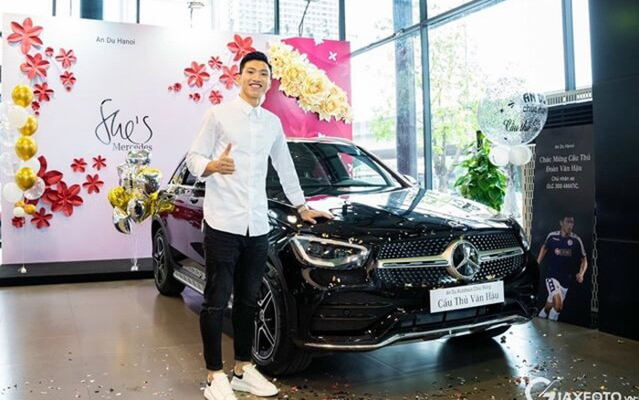 Trước đó, Văn Hậu đã sở hữu cho mình một chiếc xe Mercedes-Benz GLC300 4Matic AMG 2020 sau khi quay trở lại Việt Nam từ CLB SC Heerenveen Hà Lan.